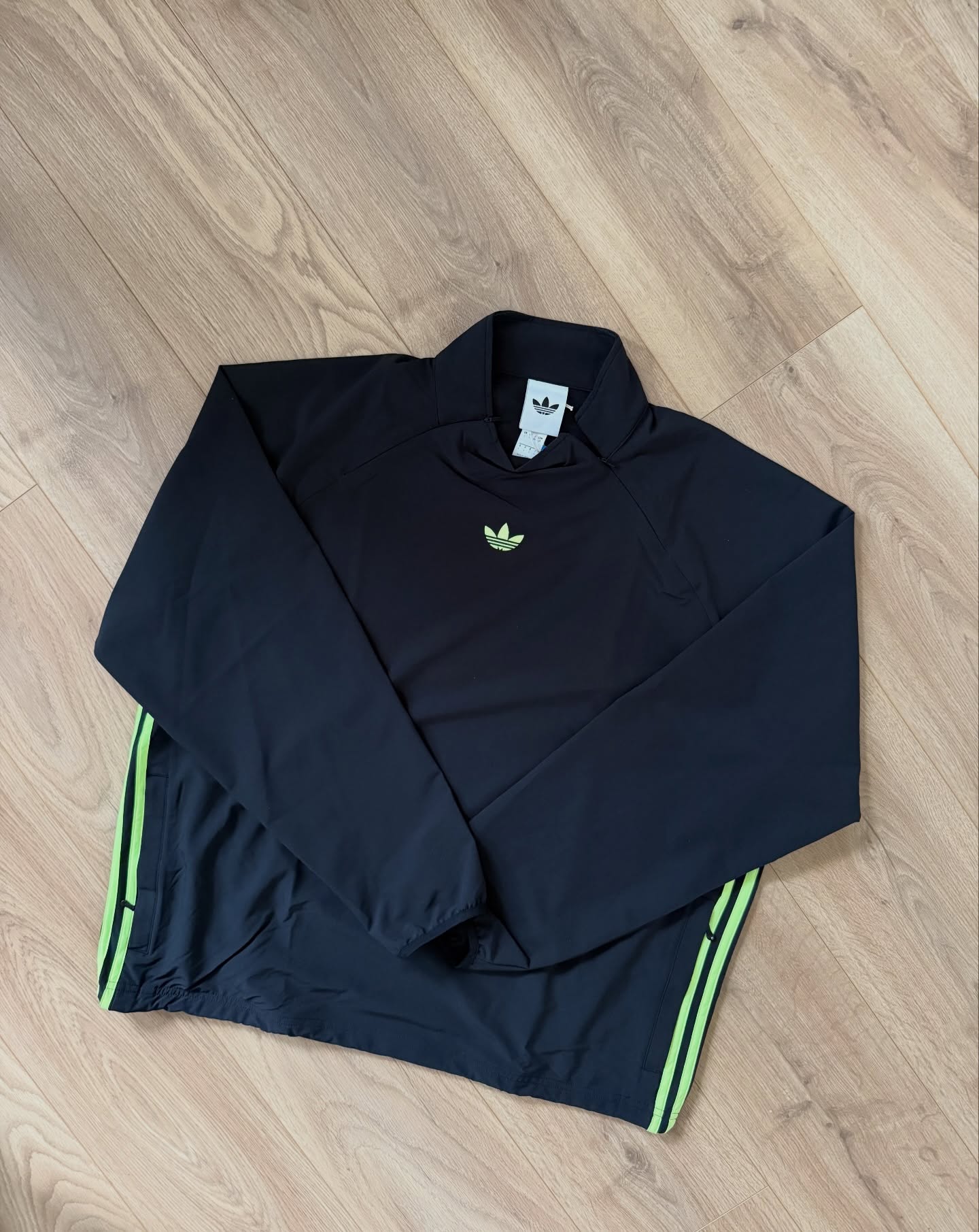 adidas Originals Adicolor Woven Track Top – Black/Green