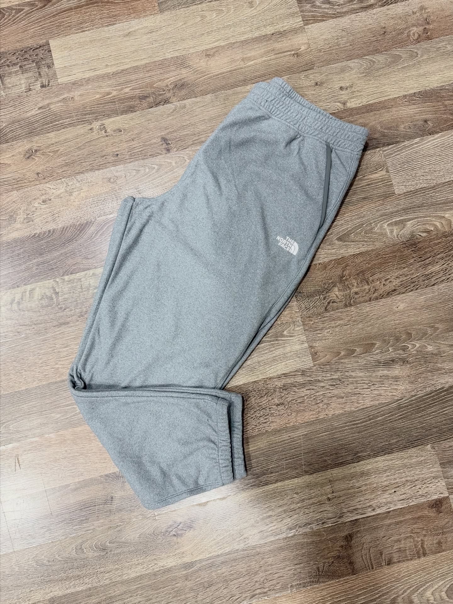 The North Face Essential Fleece Joggers – Heather Grey