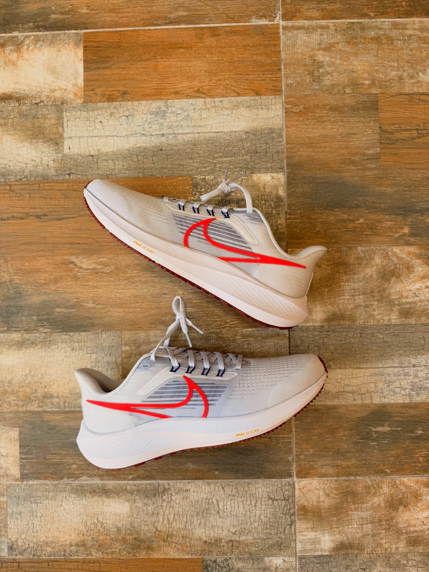 Nike Air Zoom Pegasus 41 – Light Grey/Bright Crimson