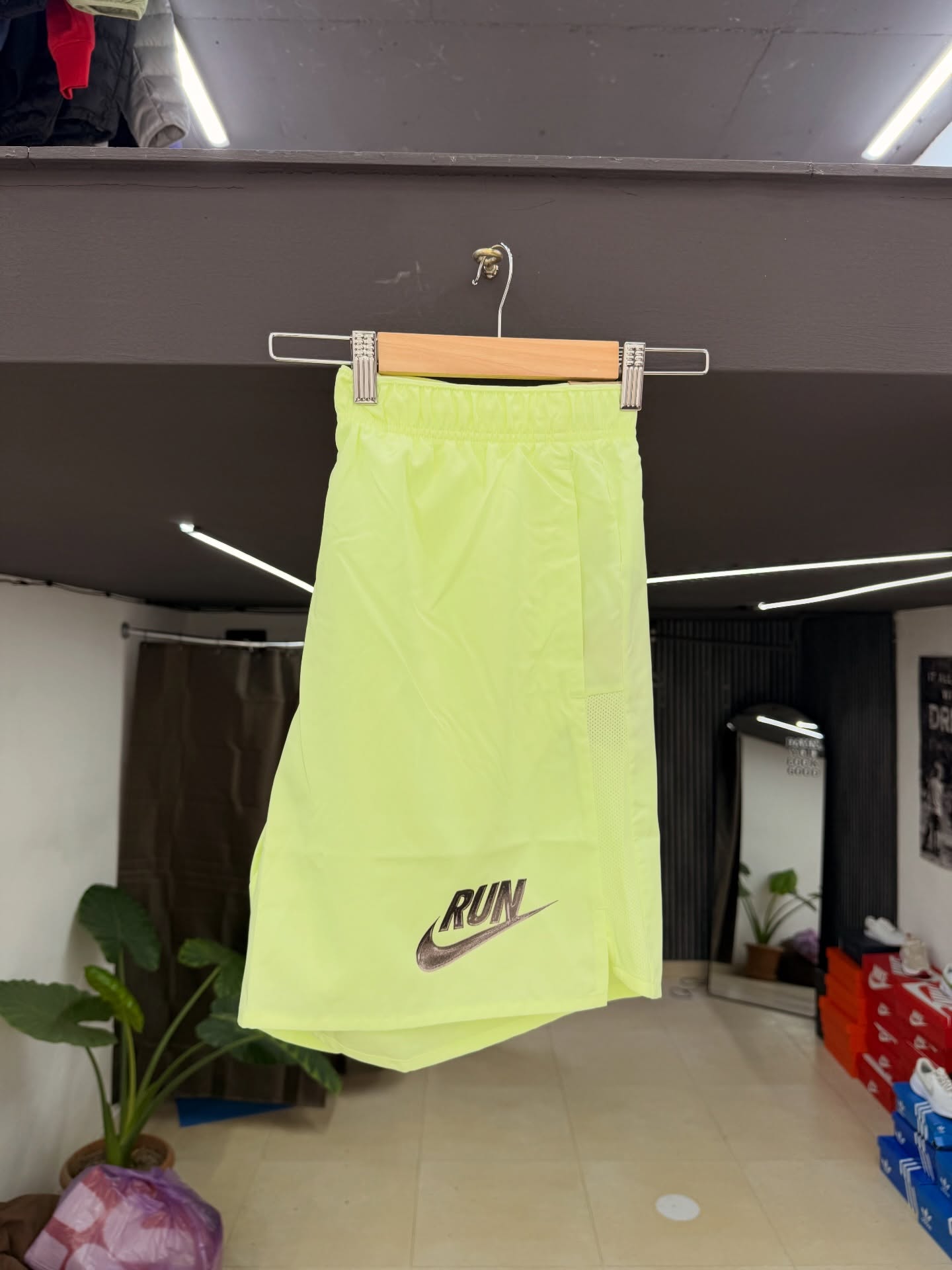 Nike Run Lightweight Shorts – Volt