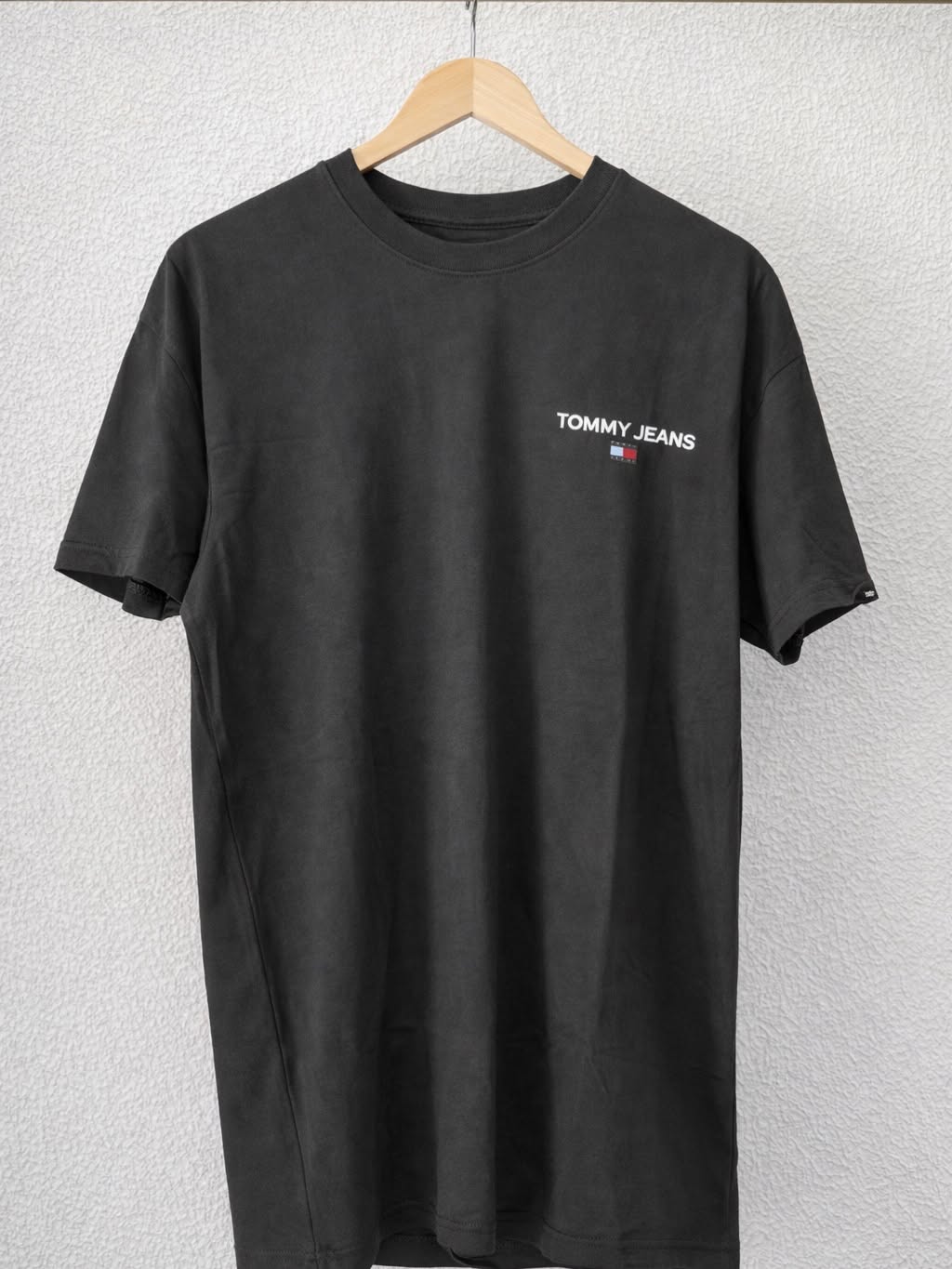 Tommy Jeans Essential Logo T-Shirt – Black
