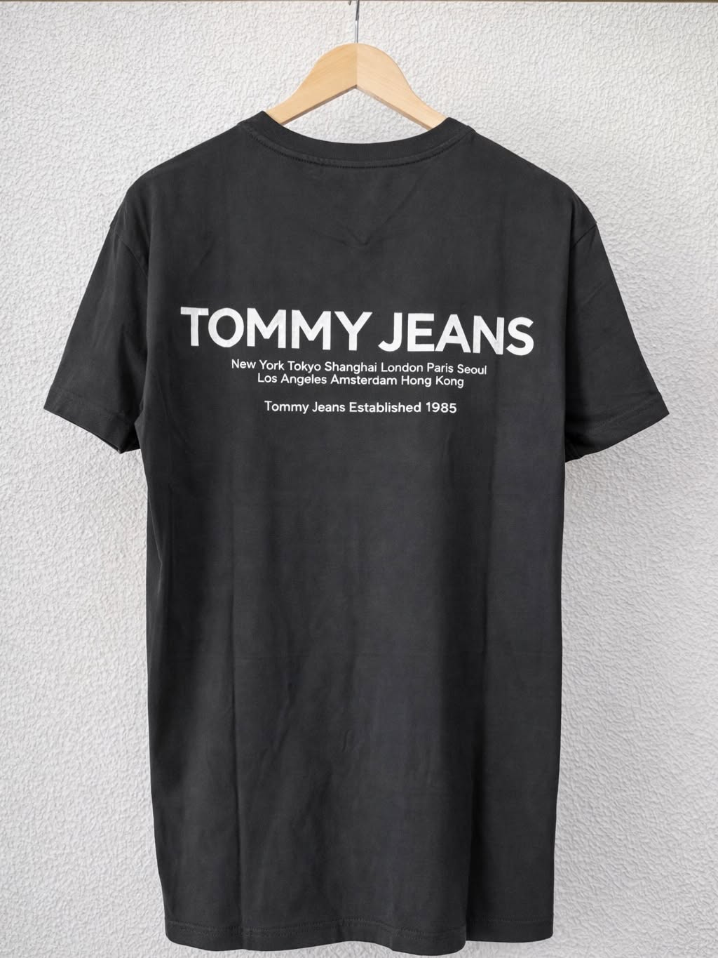 Tommy Jeans Essential Logo T-Shirt – Black